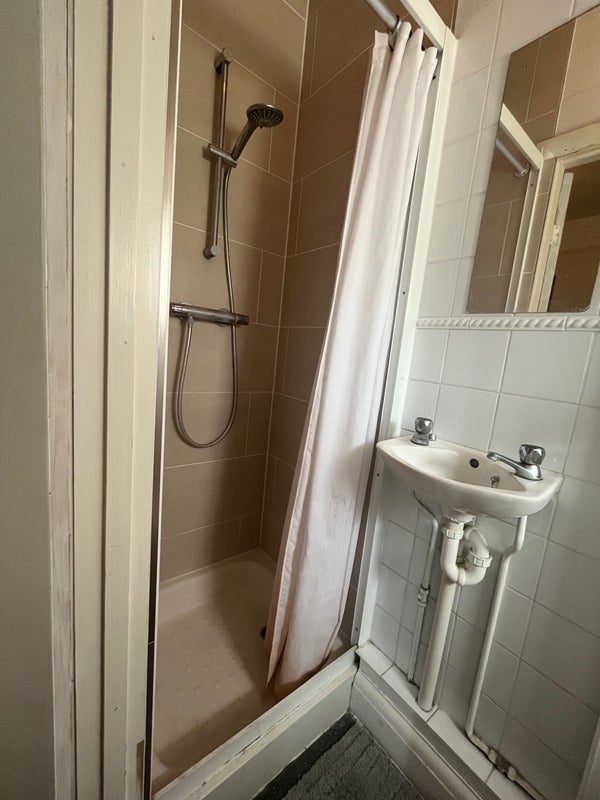 Room Parkthorne Road in Greater London