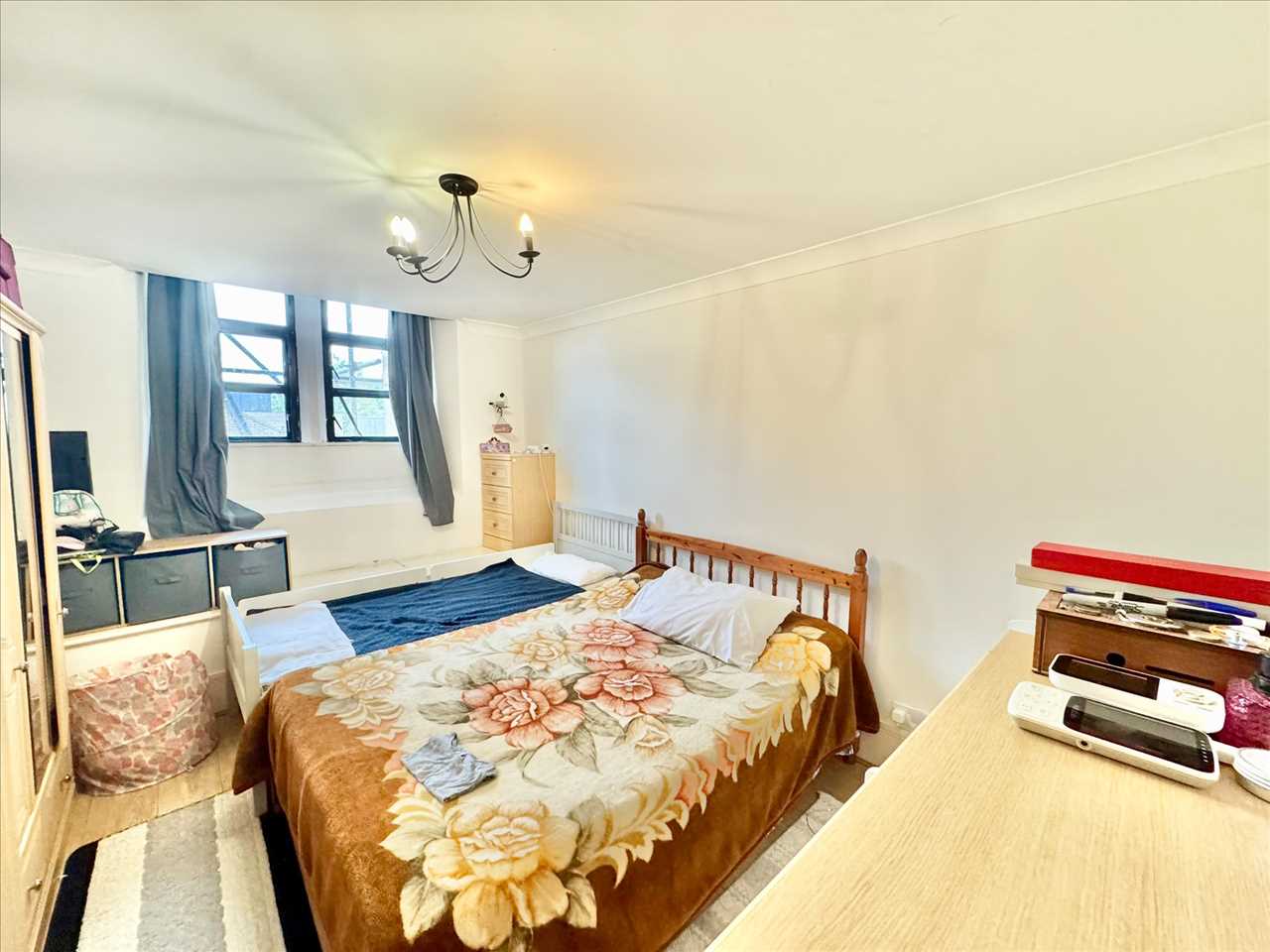 Flat Tremlett Grove in Greater London