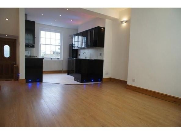 Flat Commercial Road in Greater London