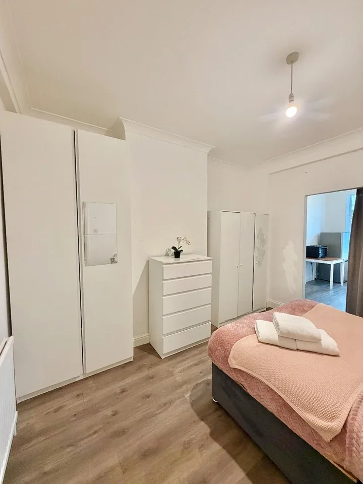 Flat Greenford Road in Greater London