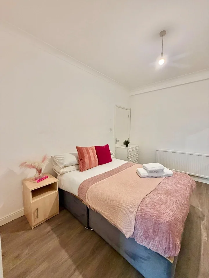 Flat Greenford Road in Greater London
