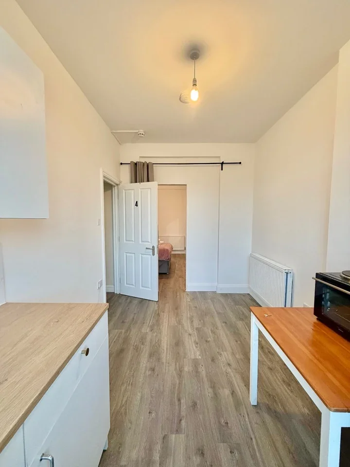 Flat Greenford Road in Greater London