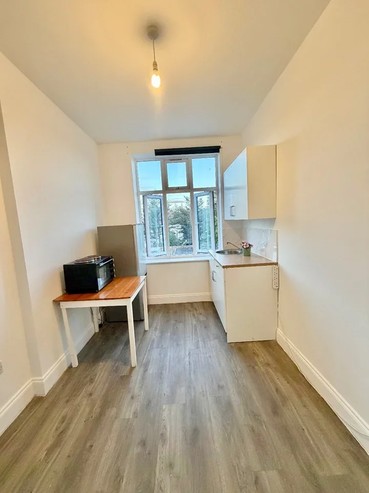 Flat Greenford Road in Greater London