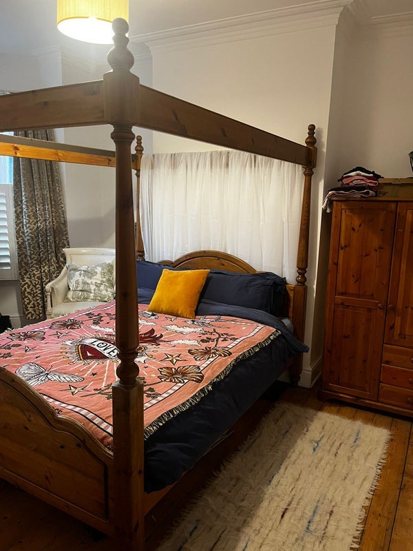 Room Whalley Avenue in Manchester