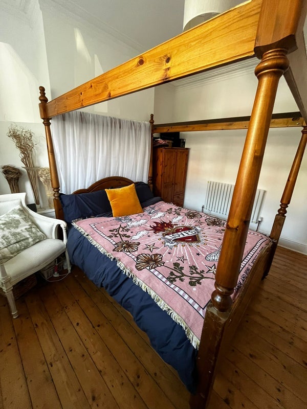 Room Whalley Avenue in Manchester