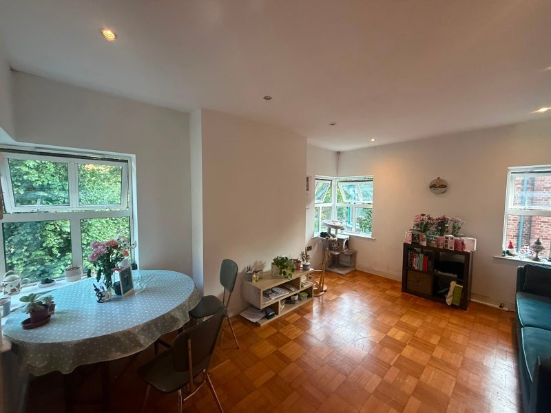 Room Alexandra Road South in Manchester