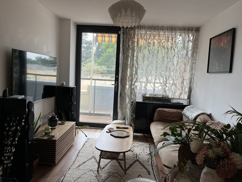 Room Bloemfontein Road in Greater London