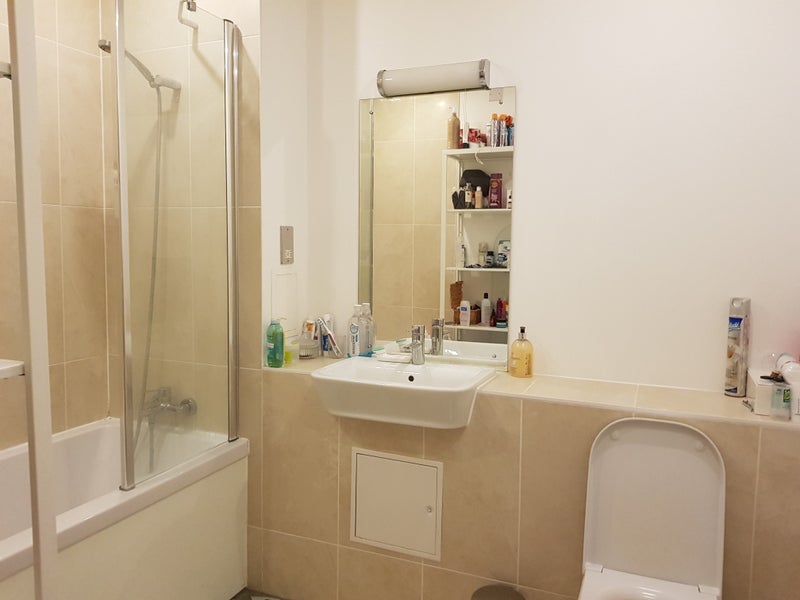 Room Bloemfontein Road in Greater London
