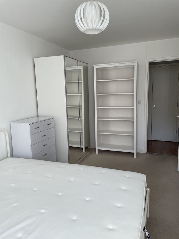 Room Bloemfontein Road in Greater London