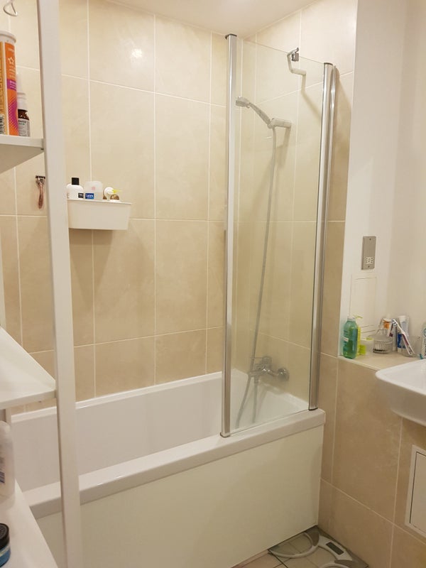 Room Bloemfontein Road in Greater London