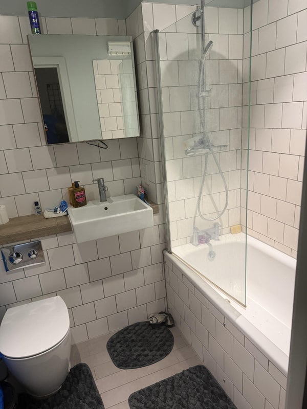Room Dingwall Road in Greater London