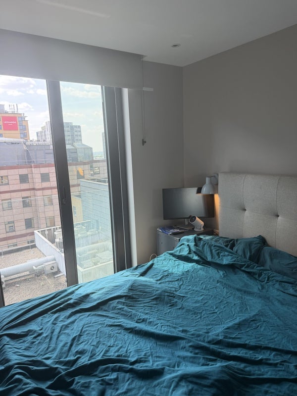 Room Dingwall Road in Greater London