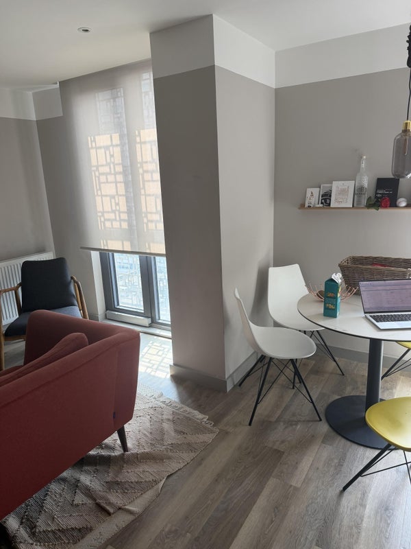 Room Dingwall Road in Greater London