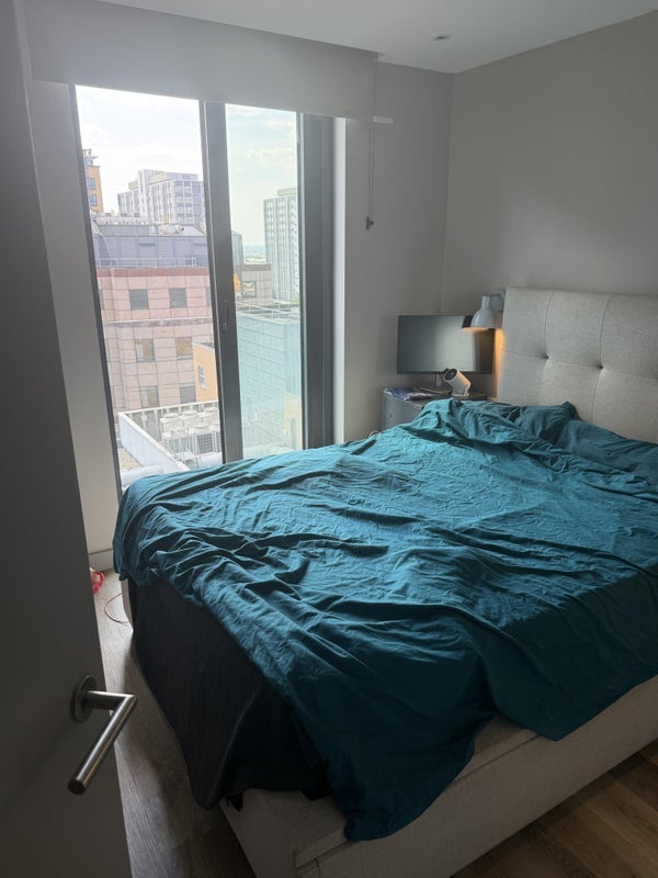 Room Dingwall Road in Greater London