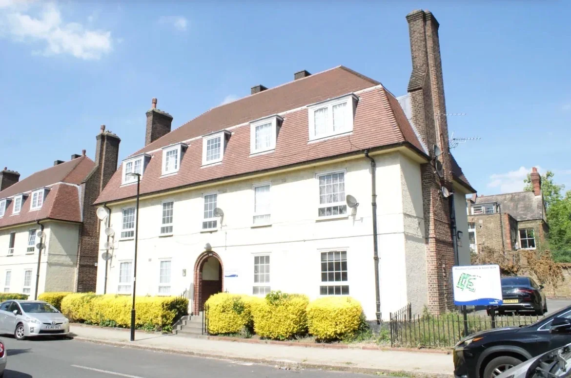 Flat Mount Earl Gardens in Greater London