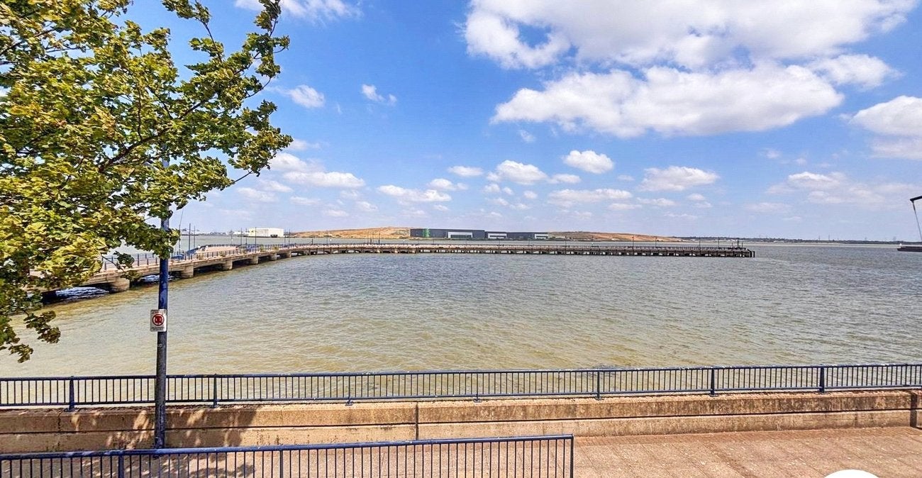 Flat Wharfside Close in Greater London
