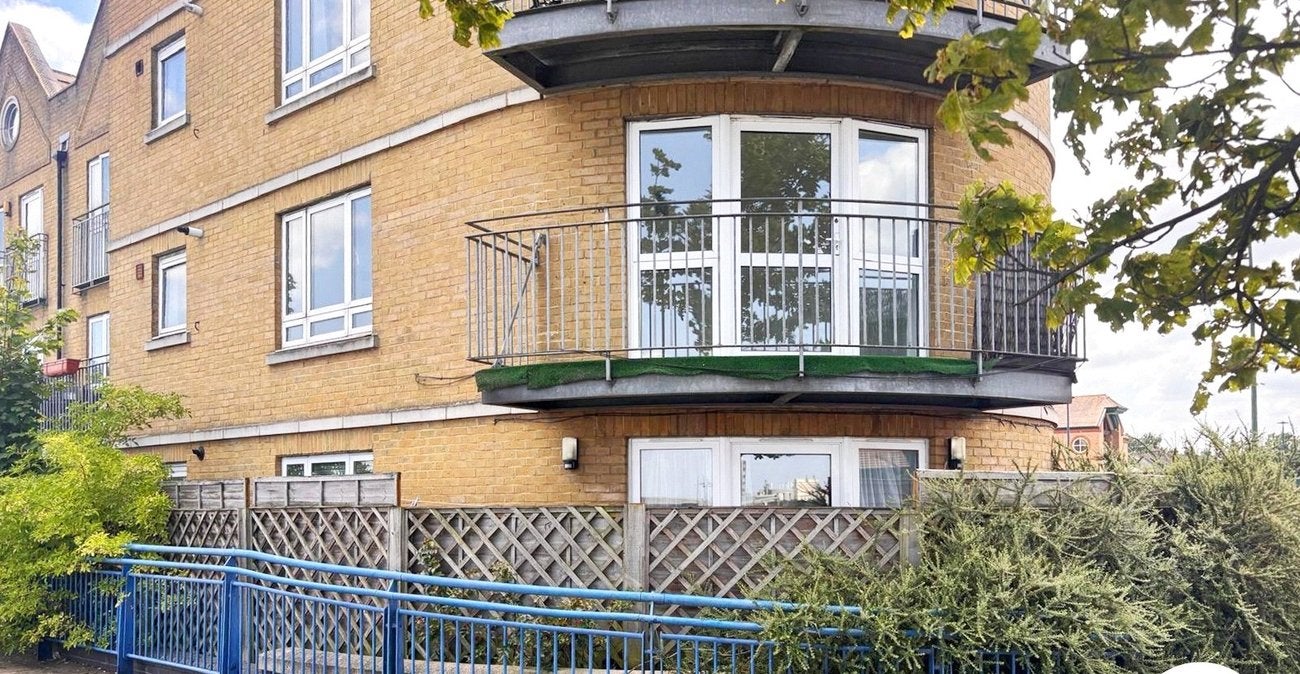 Flat Wharfside Close in Greater London