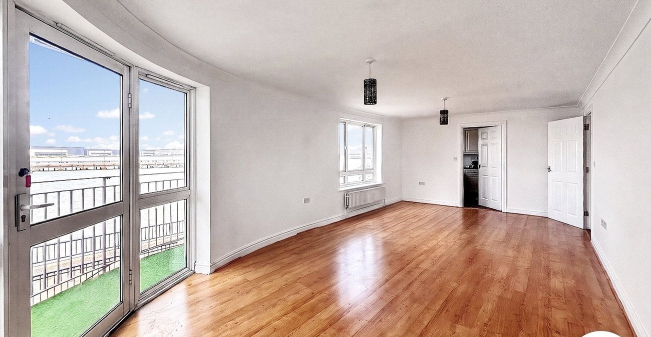 Flat Wharfside Close in Greater London