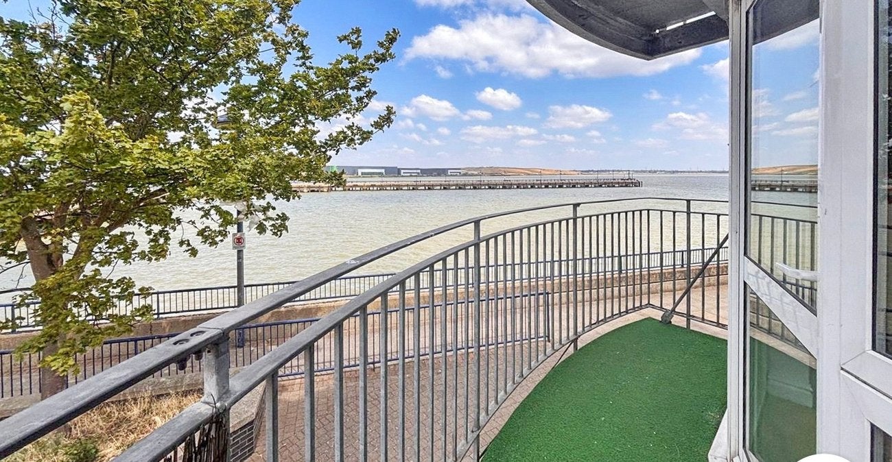 Flat Wharfside Close in Greater London