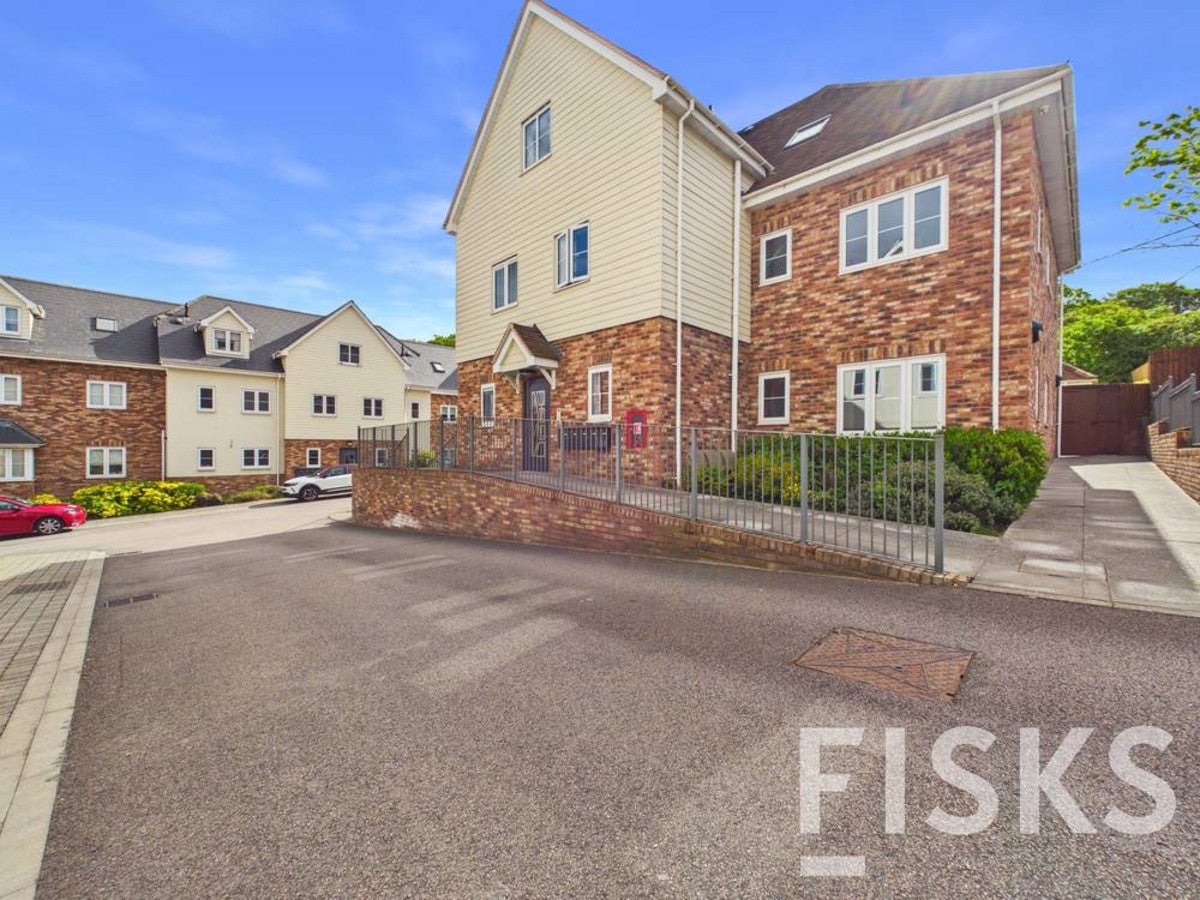 Flat Catherine Road in Castle Point