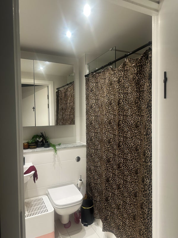 Room Dearmans Place in Salford