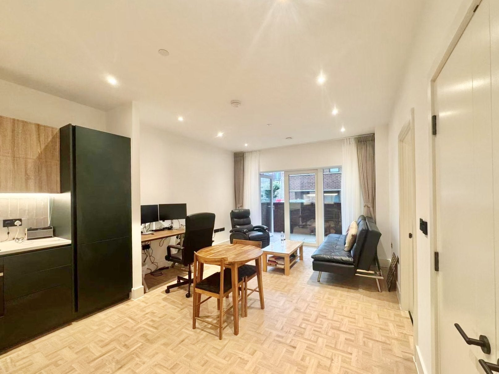 Flat Monarch Square in Greater London