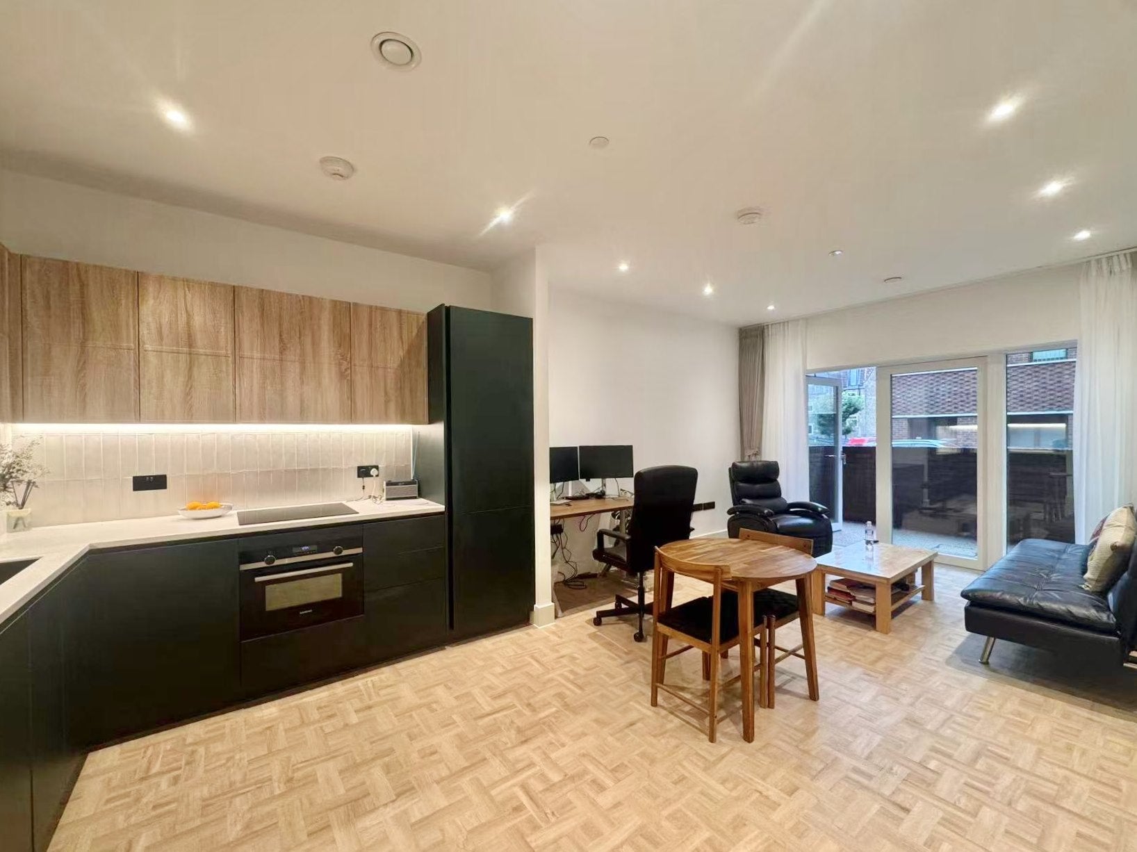Flat Monarch Square in Greater London