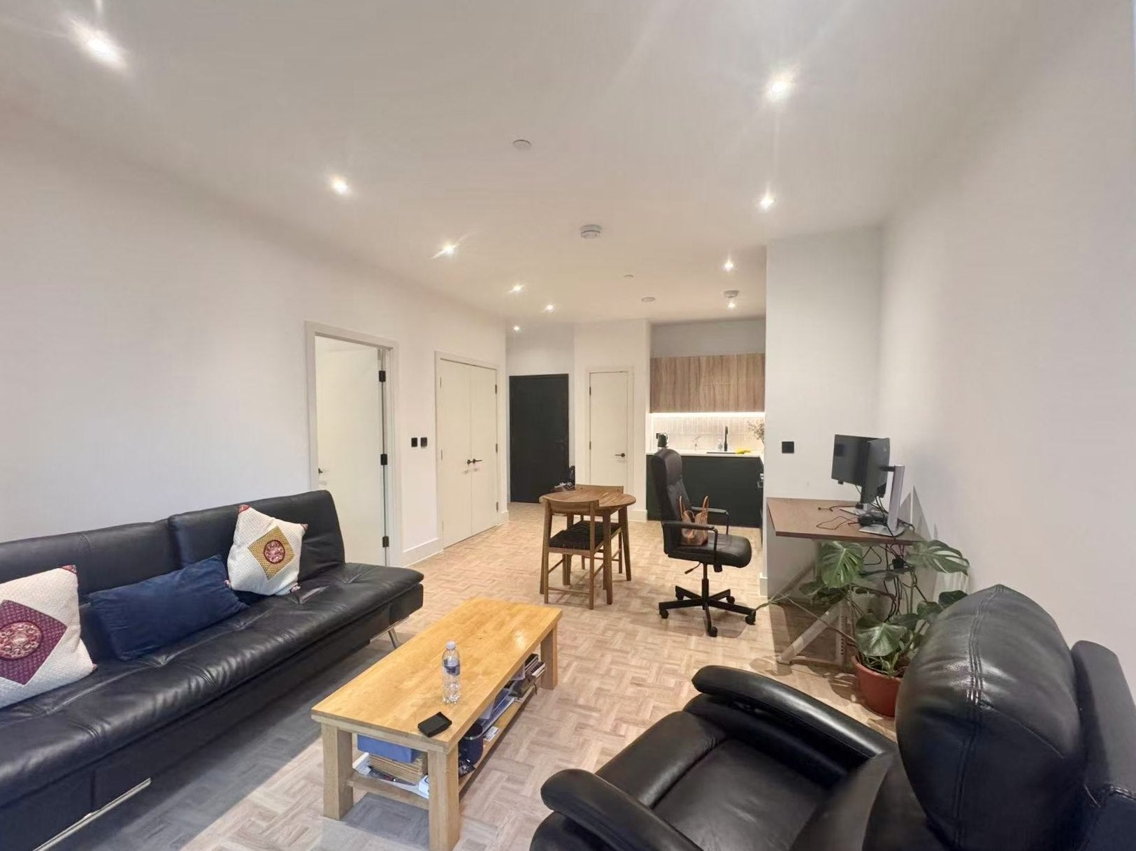 Flat Monarch Square in Greater London