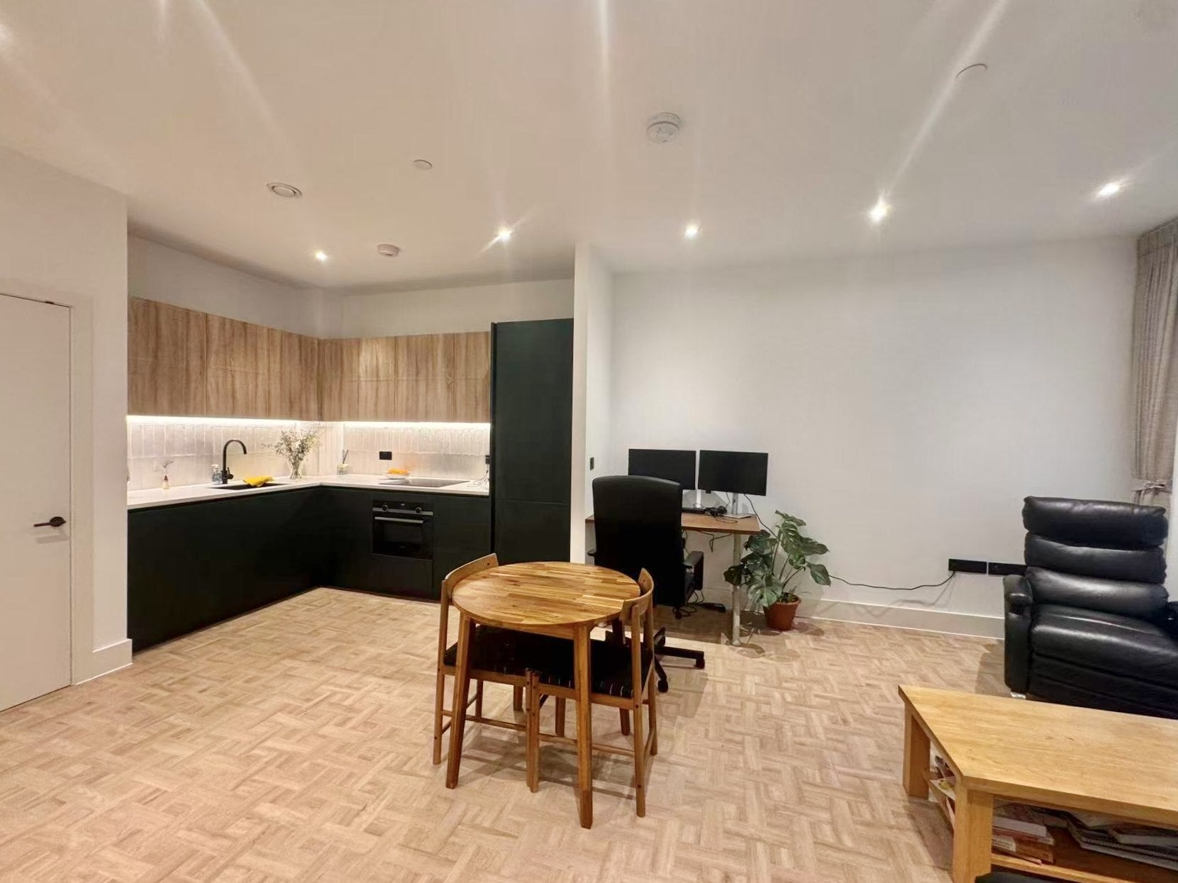 Flat Monarch Square in Greater London