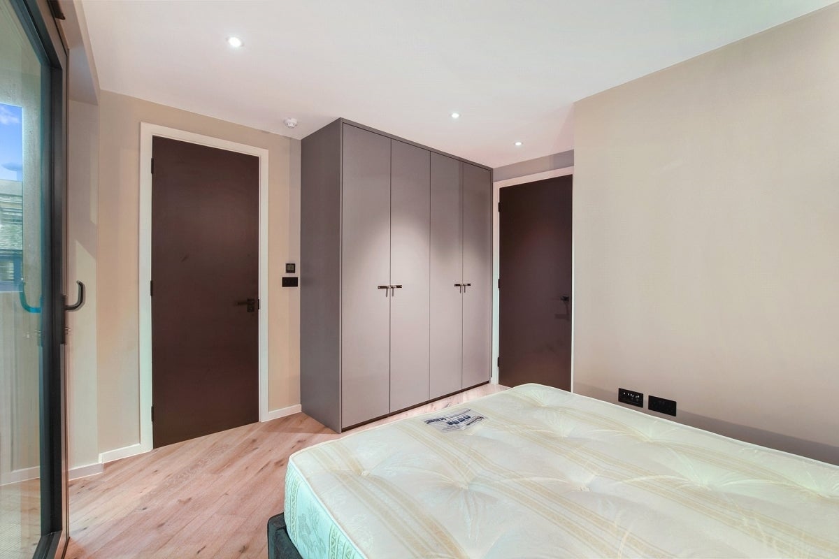 Flat Curtain Road in Greater London