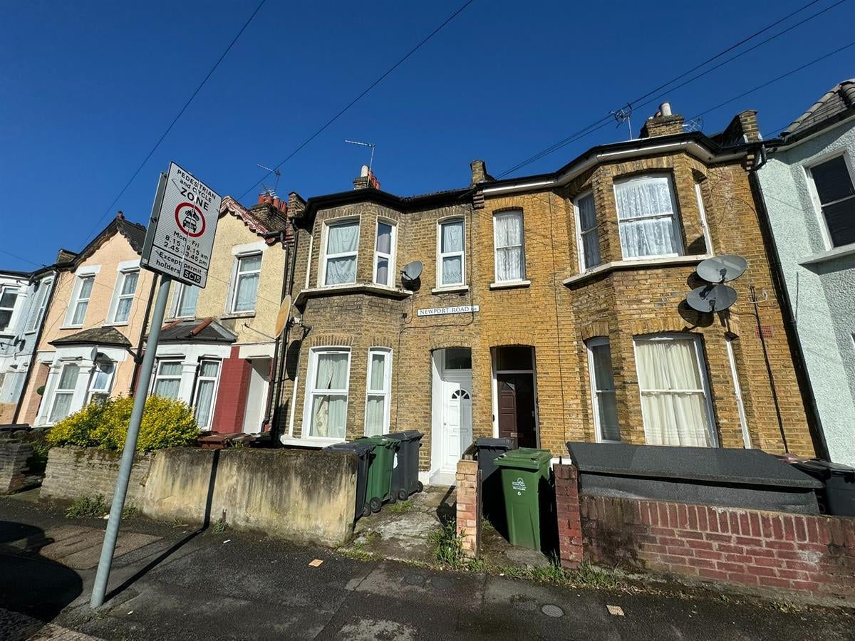 Flat Newport Road in Greater London