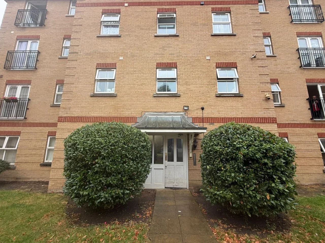 Flat Piper Way in Greater London