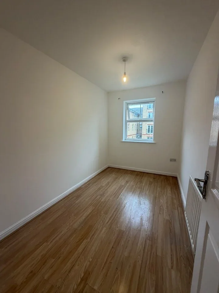 Flat Piper Way in Greater London