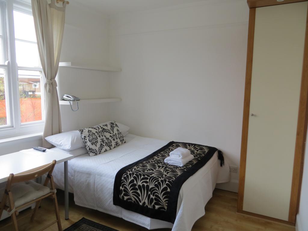 Room Fulham Palace Road in Greater London