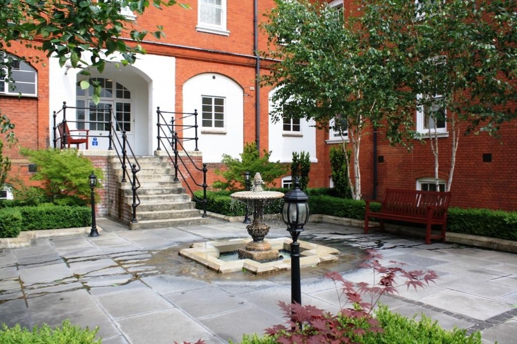 Room Fulham Palace Road in Greater London