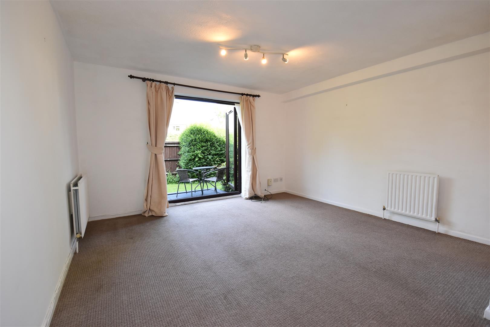 Flat Meath Green Lane in Reigate and Banstead