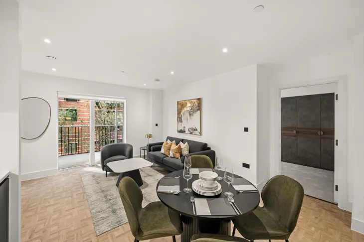 Flat Monarch Square in Greater London