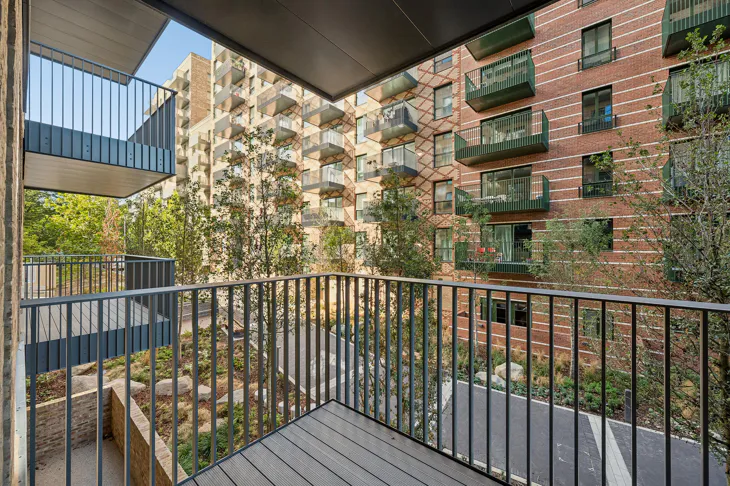 Flat Monarch Square in Greater London