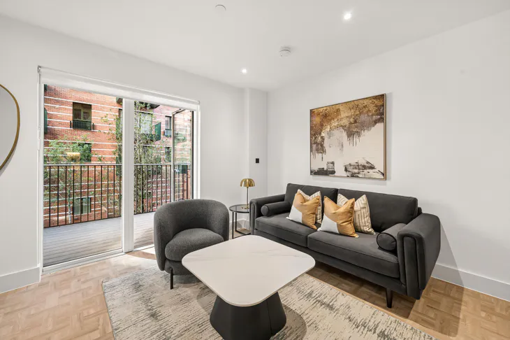 Flat Monarch Square in Greater London