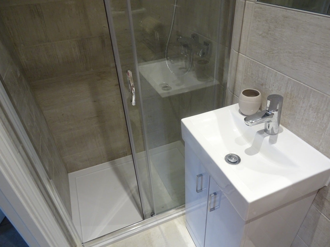 Room Beeches Way in Horsham