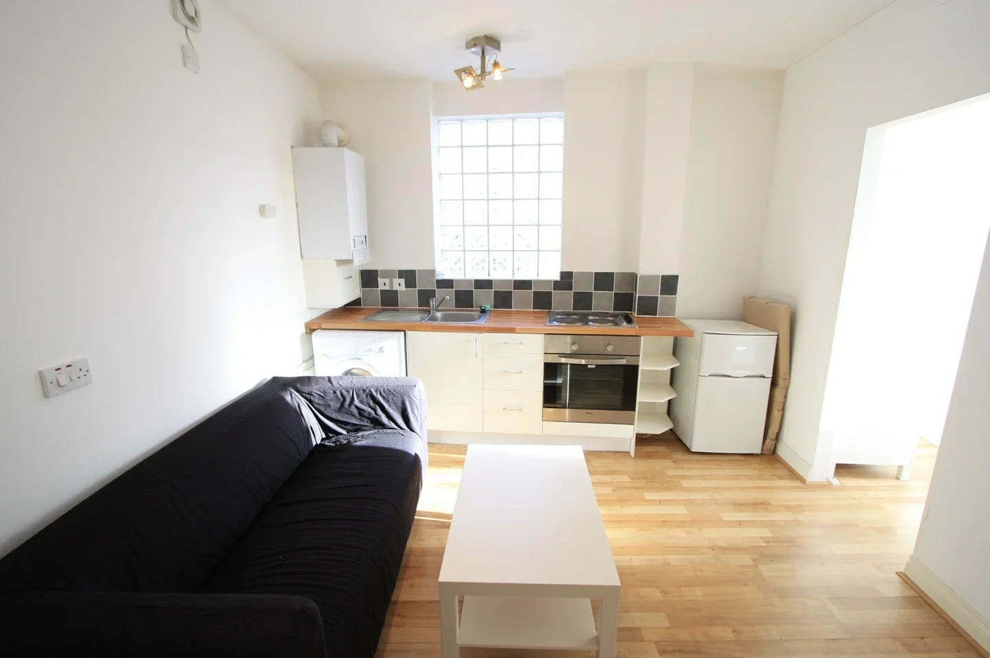 Flat Mitcham Road in Greater London