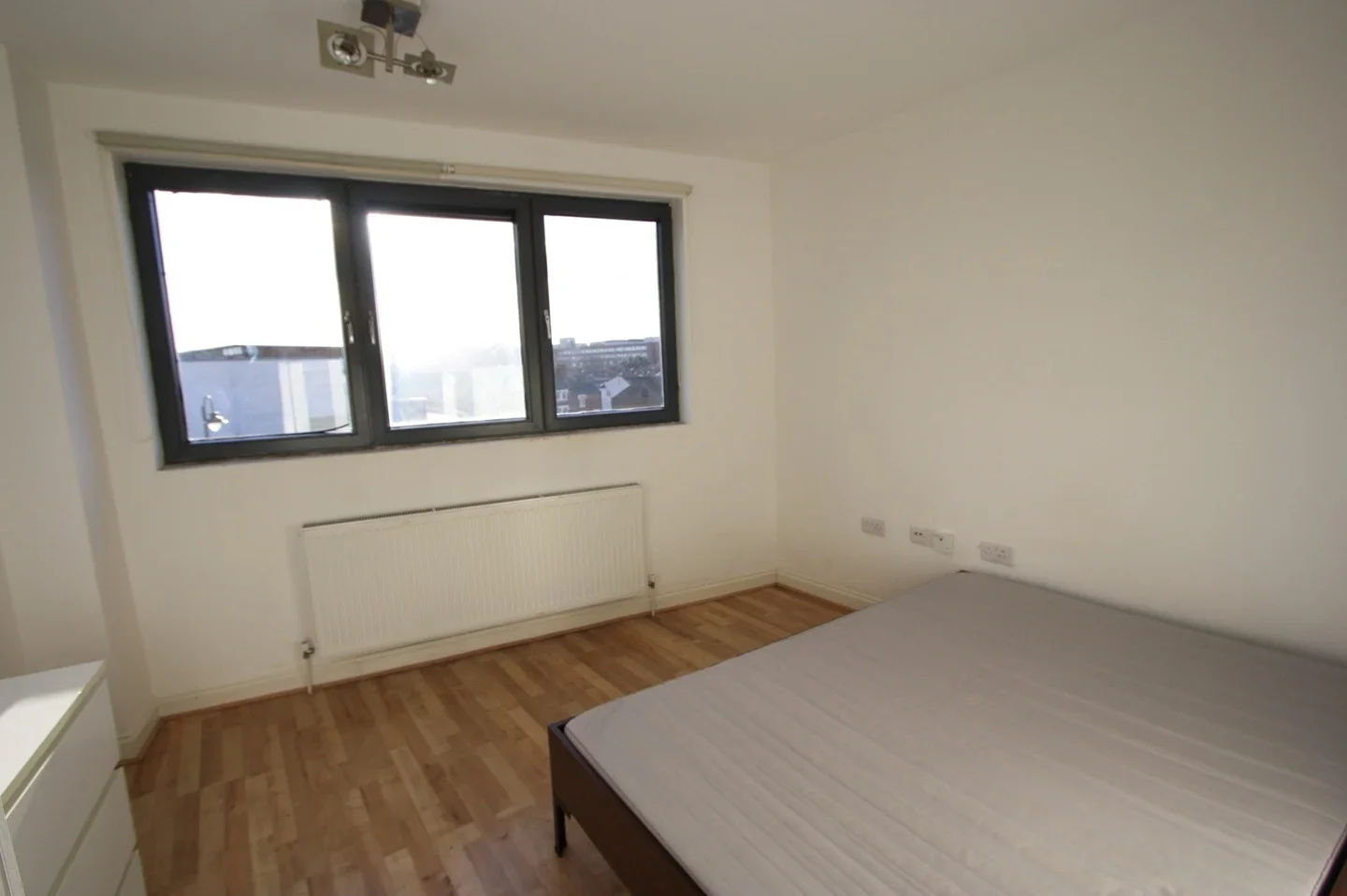 Flat Mitcham Road in Greater London