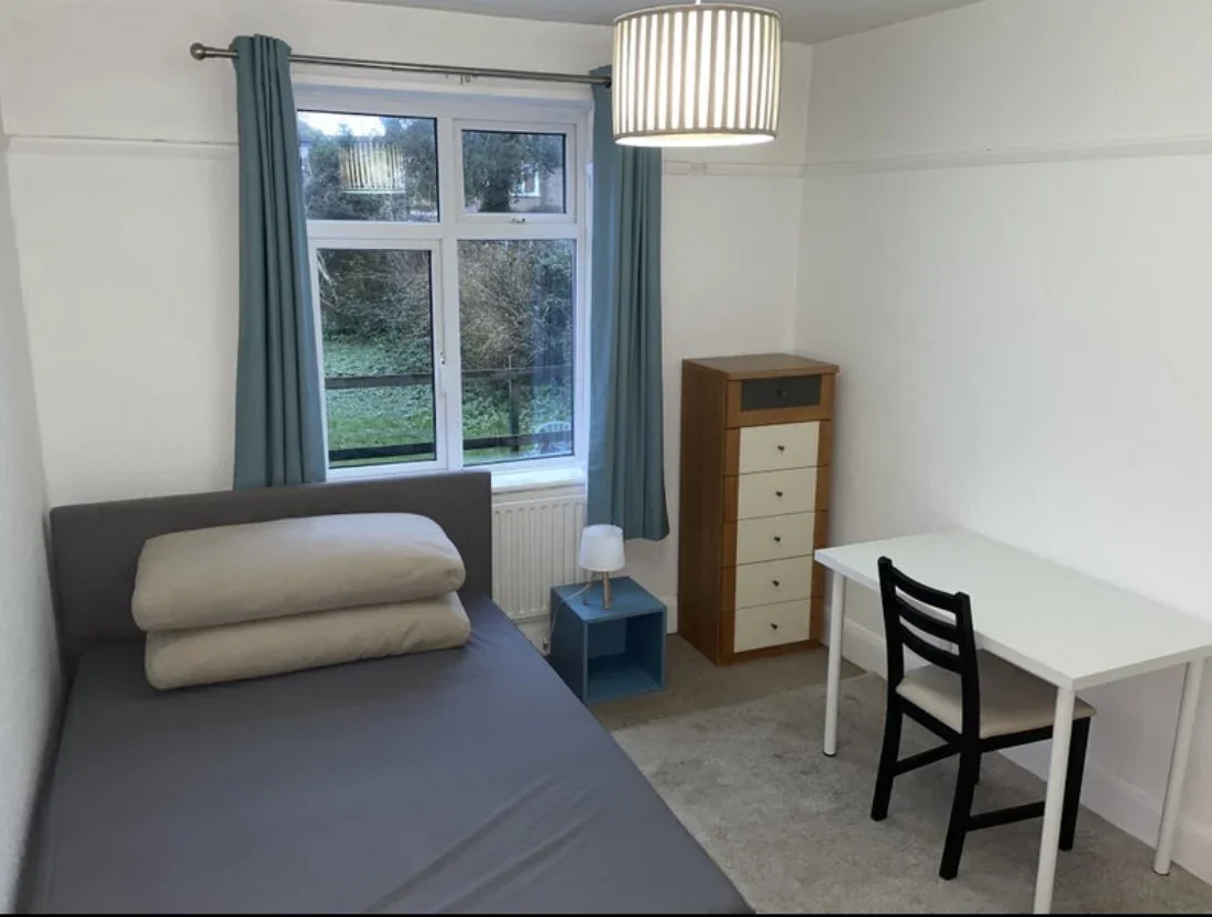 Room Lewin Road in Greater London