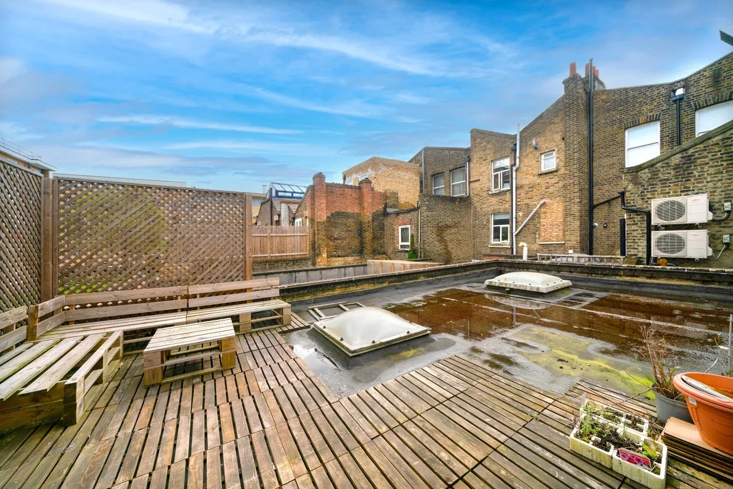 Flat Commercial Road in Greater London