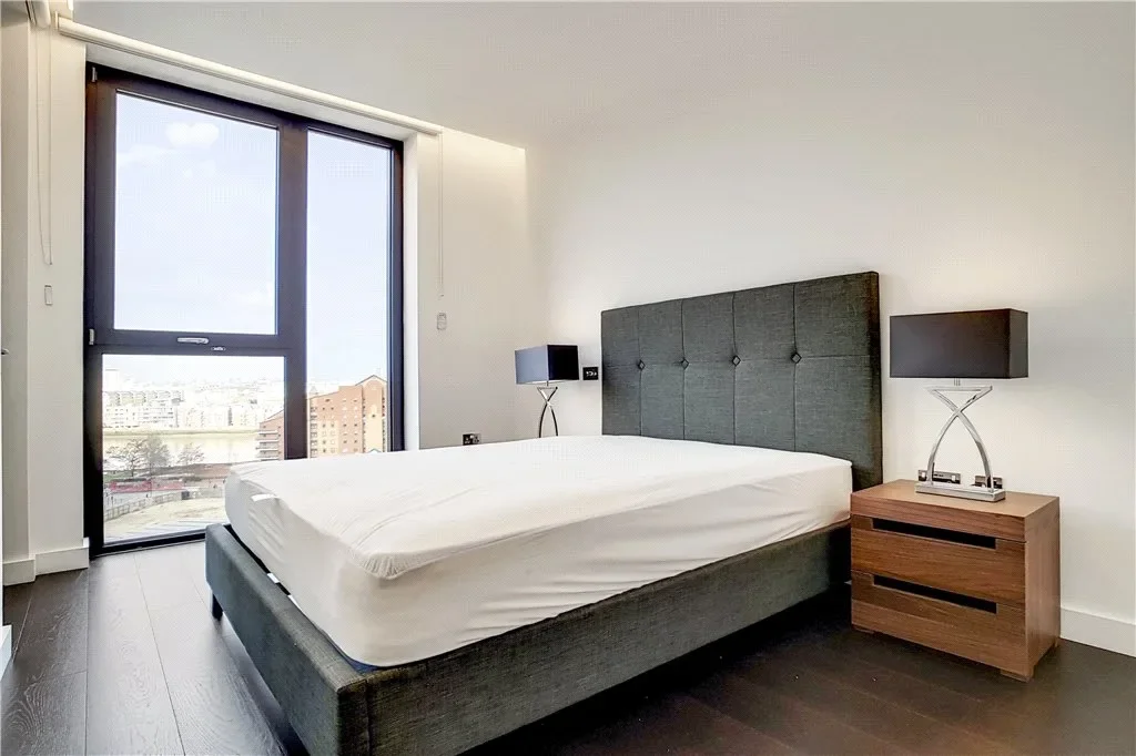 Flat Ponton Road in Greater London