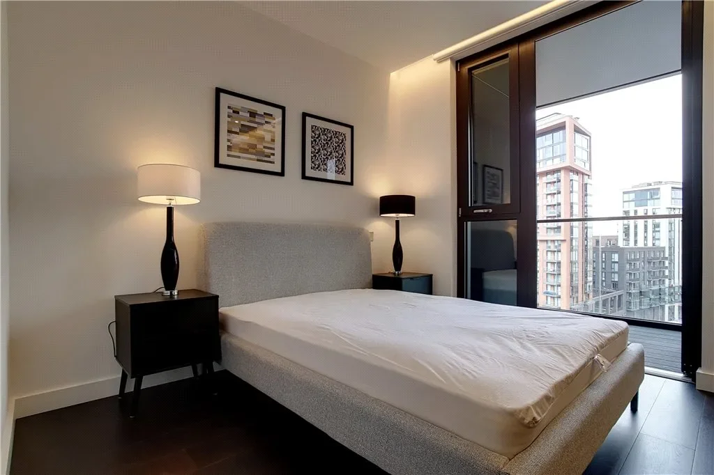 Flat Ponton Road in Greater London