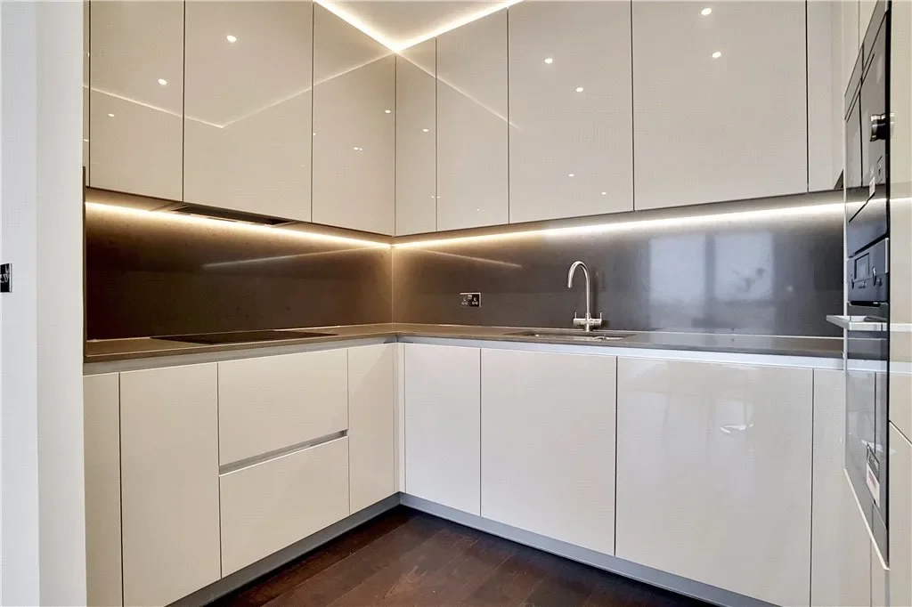 Flat Ponton Road in Greater London