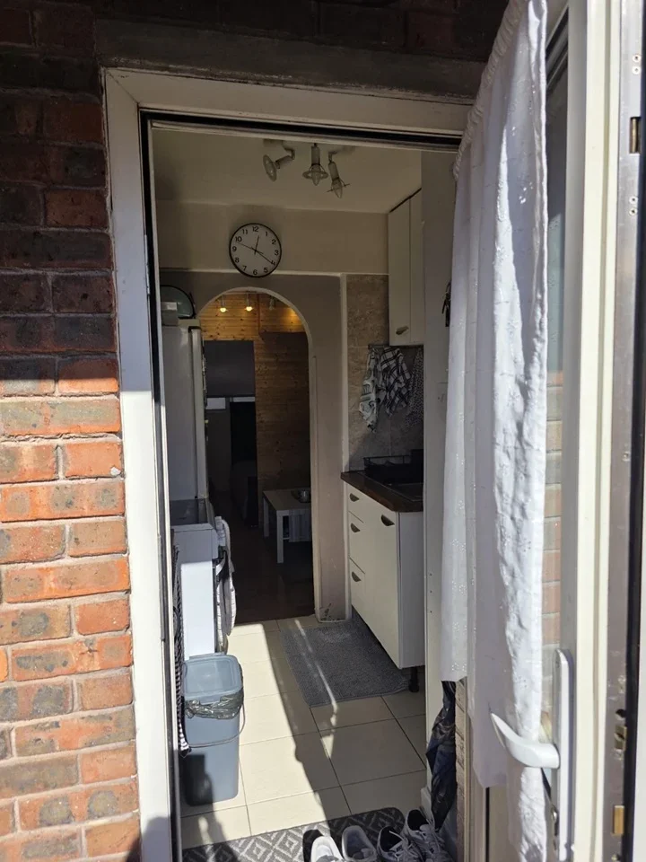 Flat Sheldrick Close in Greater London