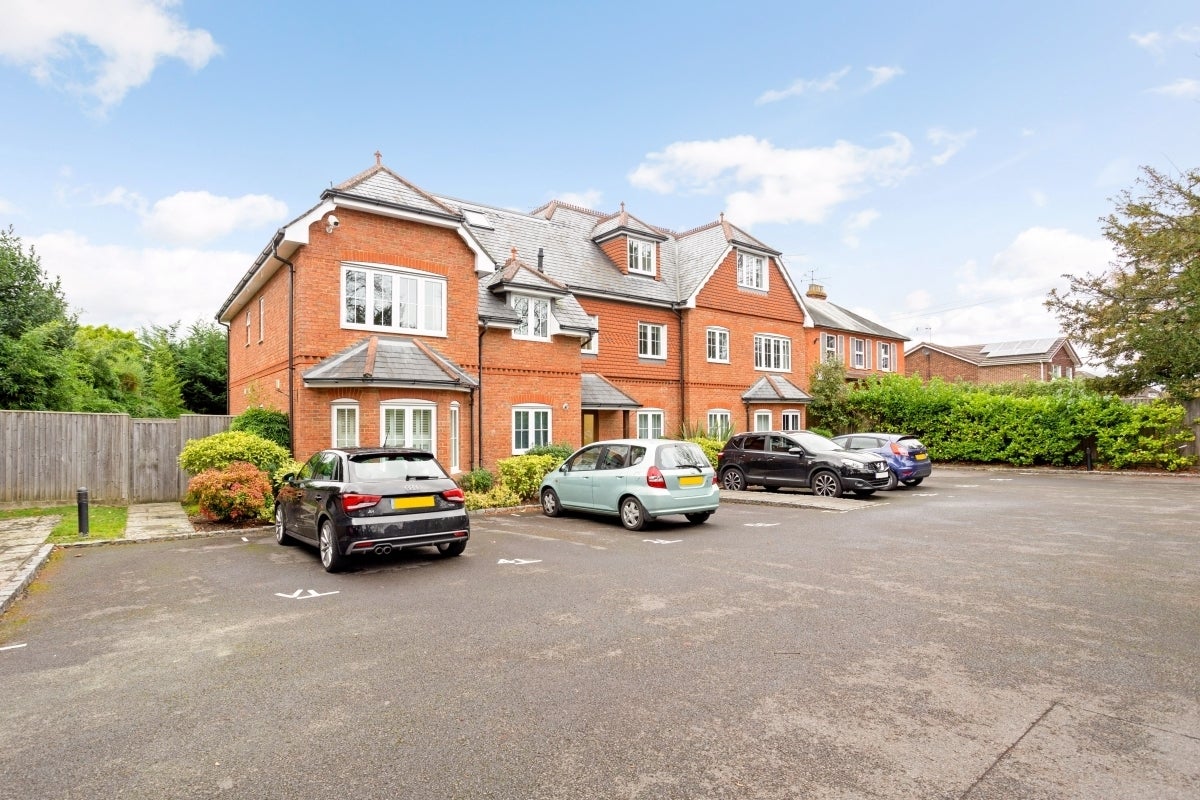 Flat Finchampstead Road in Wokingham