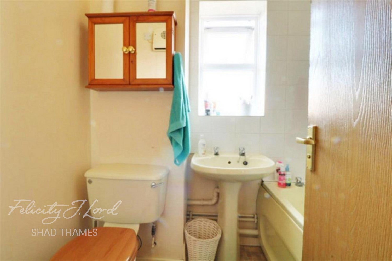 Flat Stubbs Drive in Greater London